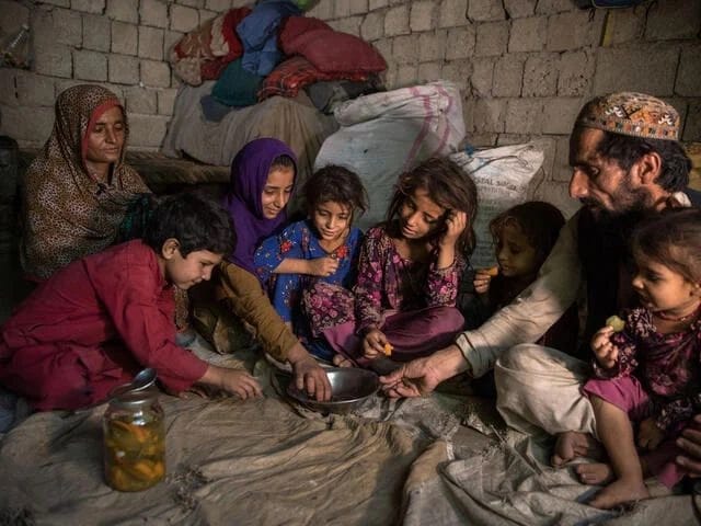 چرا کنترل قیمت‌ها توسط طالبان در بحبوحه بحران تورم افغانستان ناکام مانده است