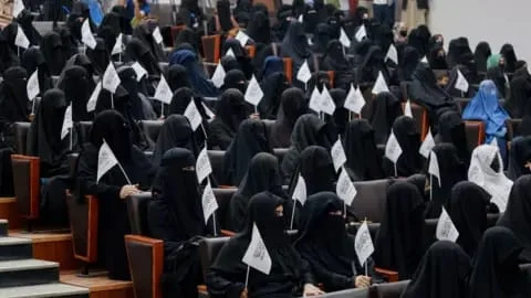 به اساس گزارش‌ها، تحت احکام شیخ هبت‌الله آخندزاده، رهبر عالی طالبان، در دانشگاه‌های خصوصی افغانستان گفته می‌شود که حلف‌نامه‌ی اجباری پیروی از مذهب حنفی اعمال شده است