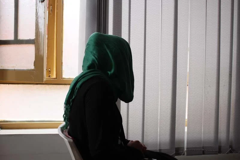 دختر افغان با نگاه امیدوار اما نگران در فضای نمادین از جنگ و محدودیت