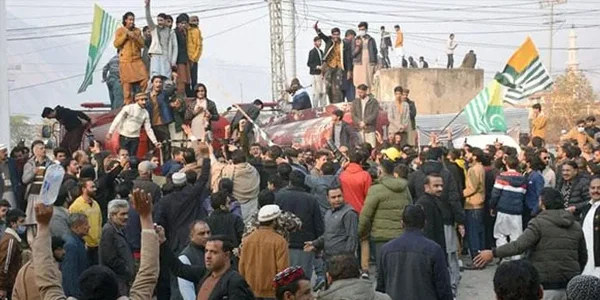 در پی اعتراضات جاری در آزاد کشمیر و انتشار یک اعلامیهٔ منسوب به گروه ممنوعه «فتنهٔ خوارج»، و همچنین بازنشر آن از سوی حساب‌های کاربری هندی، ادعا شده است که ارتباط خطرناک میان عناصر ضد دولتی آشکار شده است