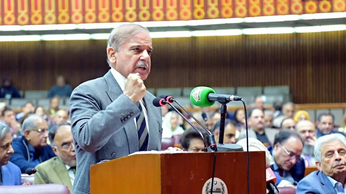 نخست‌وزیر شهباز شریف در سخنرانی خود در مجلس ملی از نقش میانجی‌گرانه پاکستان در توافق ایران و آمریکا ستایش کرد و درباره تماس با رئیس‌جمهور ایران و کاهش احتمالی قیمت نفت توضیح داد