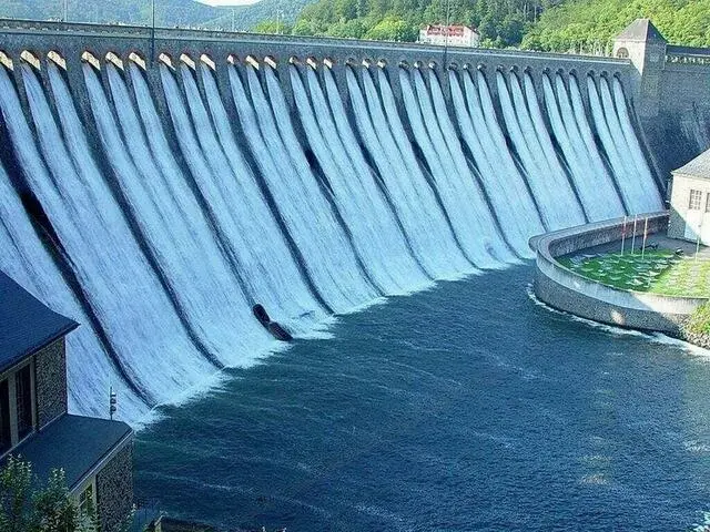 به‌دلیل ادعاهای مربوط به نقض مفاد معاهده آب‌های سند و تصمیم‌های نهادهای داوری بین‌المللی در پروژه کیشن‌گنگا، منازعات پیرامون منابع آبی و مدیریت آب در منطقه رو به افزایش است