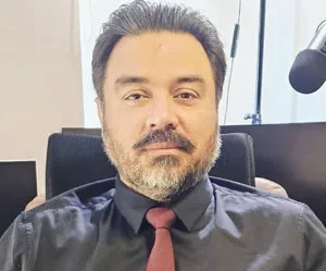 بر اساس ادعای این گزارش، سندی منتسب به استخبارات افغانستان نشان می‌دهد عادل راجه در برابر فعالیت‌های رسانه‌ای ضد پاکستان، کمک‌هزینه ماهانه دریافت می‌کرده؛ ادعایی که مستقلاً تأیید نشده است