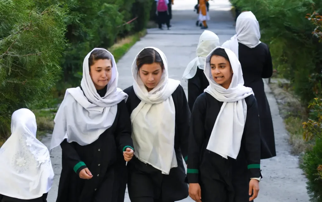 به گزارش روزنامه **هشت صبح**، بیش از ۲.۲ میلیون دختر در افغانستان در نتیجهٔ محدودیتهای اعمالشده از آموزش رسمی محروم شدهاند و به دلیل مشکلات اقتصادی نیز از دسترسی به آموزش آنلاین بازماندهاند.