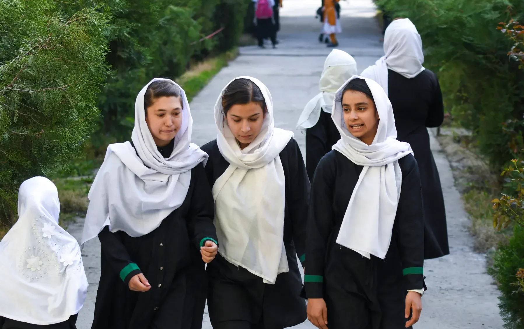 به گزارش روزنامه **هشت صبح**، بیش از ۲.۲ میلیون دختر در افغانستان در نتیجهٔ محدودیت‌های اعمال‌شده از آموزش رسمی محروم شده‌اند و به دلیل مشکلات اقتصادی نیز از دسترسی به آموزش آنلاین بازمانده‌اند.