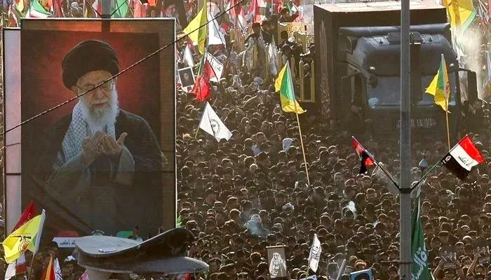 تدفین آیتالله علی خامنهای، رهبر جمهوری اسلامی ایران، و اعضای خانوادهاش امروز در مشهد انجام خواهد شد؛ پس از برگزاری مراسمهای تاریخی جنازه در تهران، قم، نجف و کربلا، فضای عزاداری همچنان ادامه دارد.
