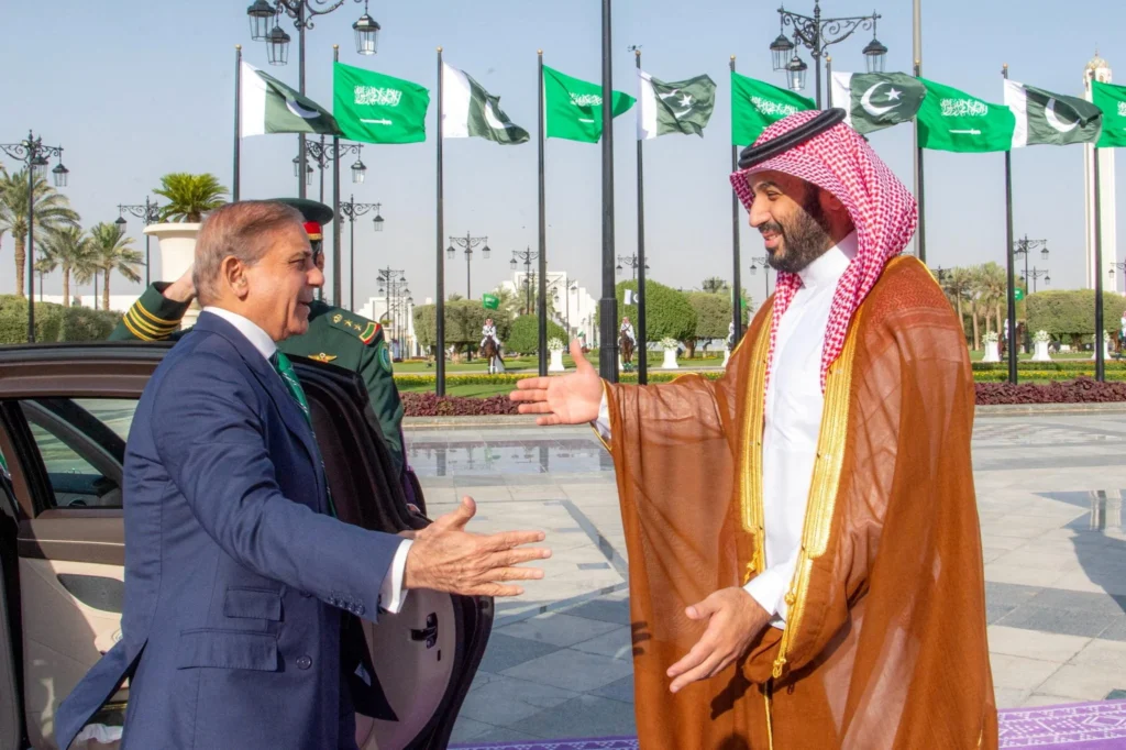 شهباز شریف در تماس تلفنی با ولیعهد عربستان، محمد بن سلمان، حملات به نفتکشها در دریای سرخ را محکوم کرد و بار دیگر بر حمایت قاطع و پایدار پاکستان از حاکمیت، امنیت و تمامیت ارضی عربستان سعودی تأکید نمود
