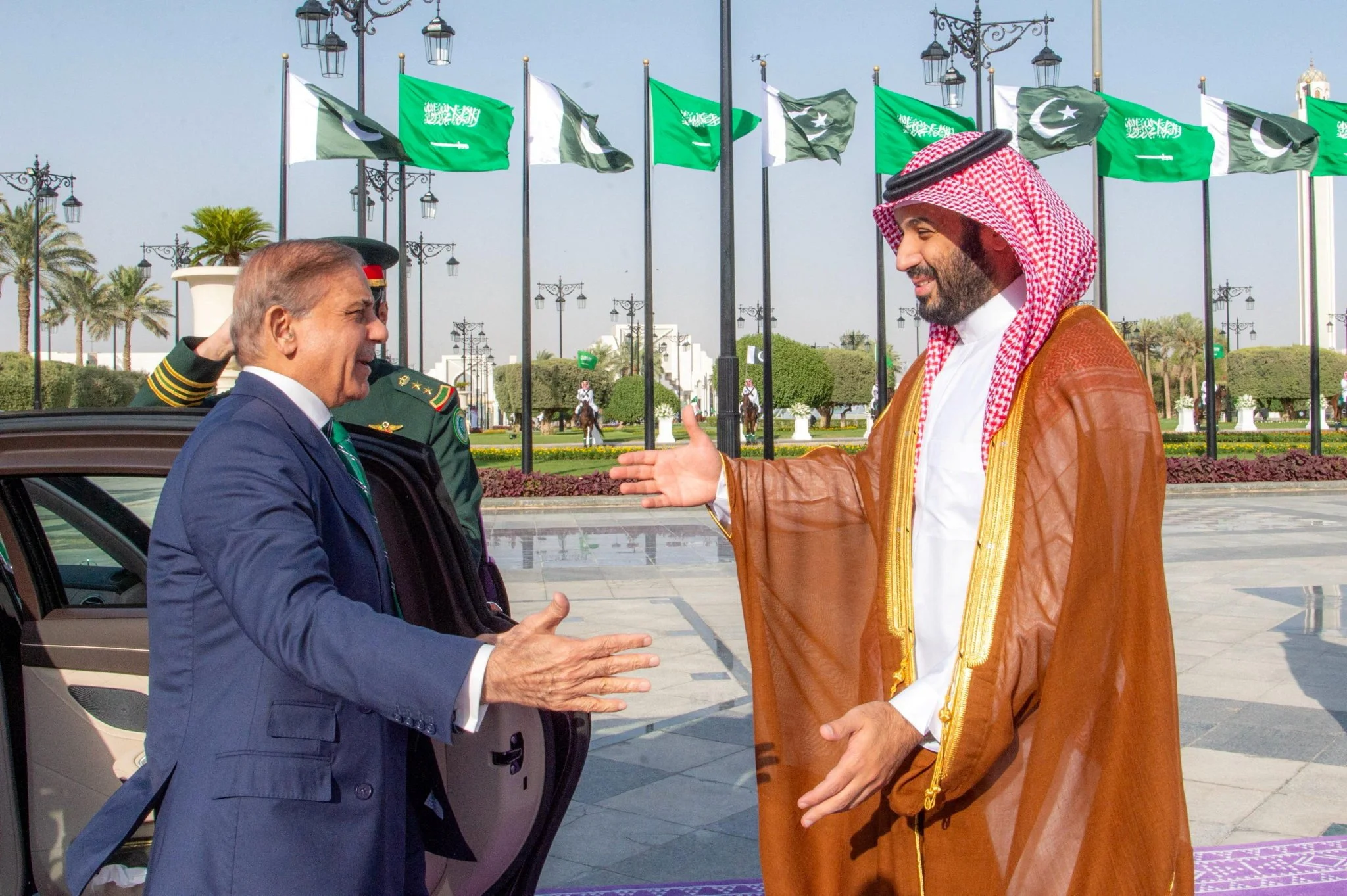 شهباز شریف در تماس تلفنی با ولیعهد عربستان، محمد بن سلمان، حملات به نفت‌کش‌ها در دریای سرخ را محکوم کرد و بار دیگر بر حمایت قاطع و پایدار پاکستان از حاکمیت، امنیت و تمامیت ارضی عربستان سعودی تأکید نمود