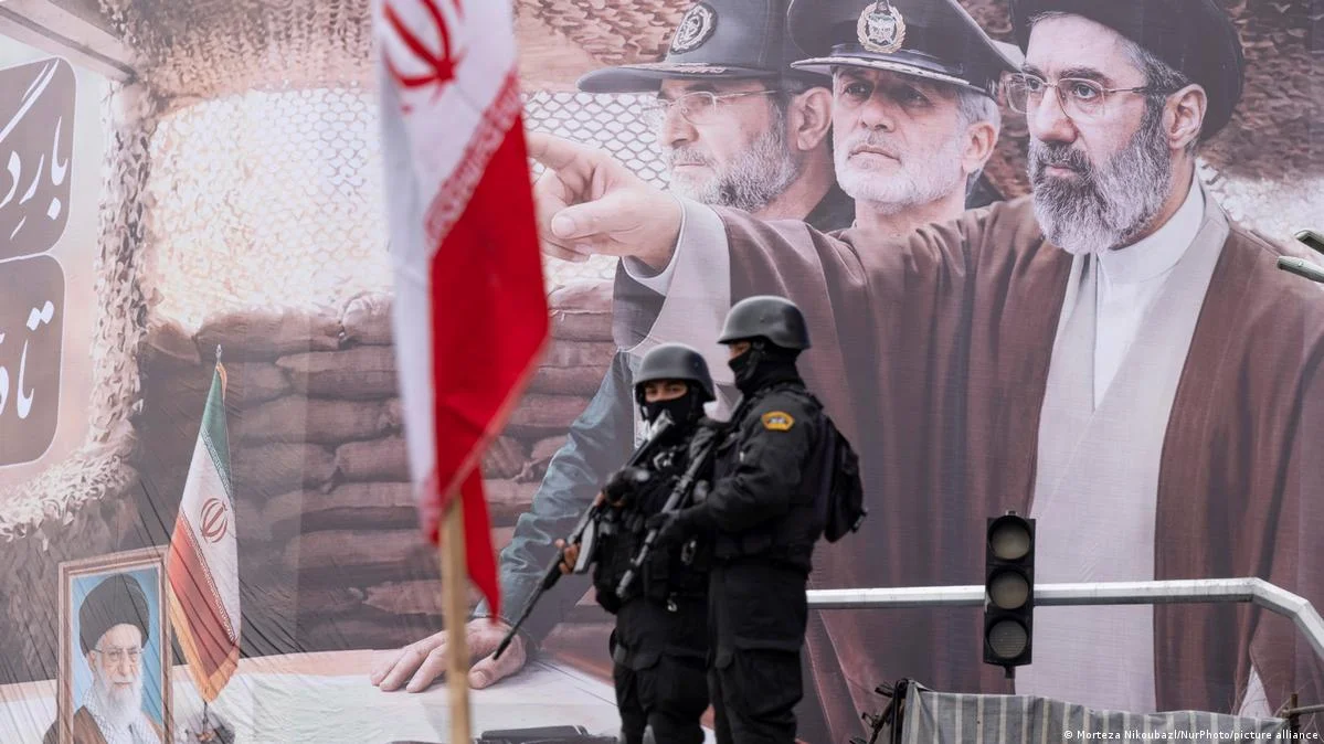 یدالله جوانی، معاون فرمانده سپاه پاسداران، می‌گوید آمریکا برای سرپوش گذاشتن بر شکست نظامی خود به حملات ادامه می‌دهد و کنترل کامل ایران بر تنگه هرمز همچنان برقرار است
