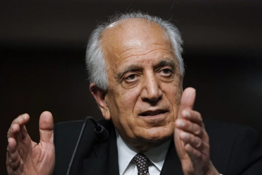 انتقاد زلمی خلیلزاد از محرومکردن دختران از آزمون ورودی دانشگاههای افغانستان؛ زنان در دوره طالبان از آموزش و فرصتهای کاری محروم شدهاند.