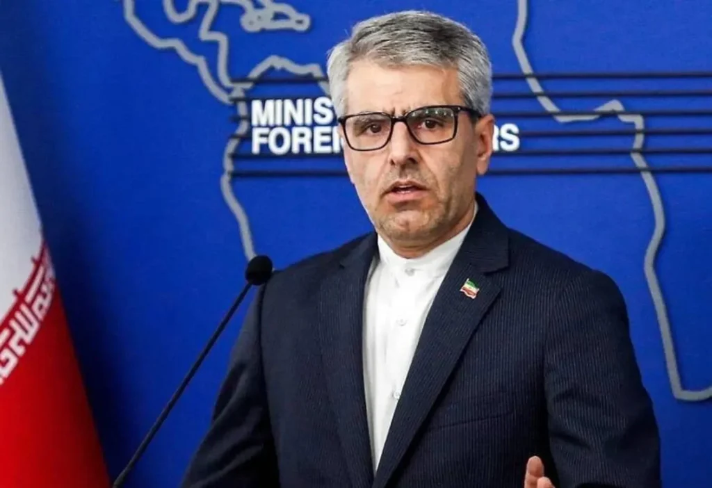 اسماعیل بقایی، سخنگوی وزارت خارجه ایران، تأیید کرد که تبادل پیام‌ها میان ایران و ایالات متحده همچنان ادامه دارد؛ هم‌زمان، مایک والتز، سفیر آمریکا، اعلام کرد که حملات برای دومین شب پیاپی متوقف شده است