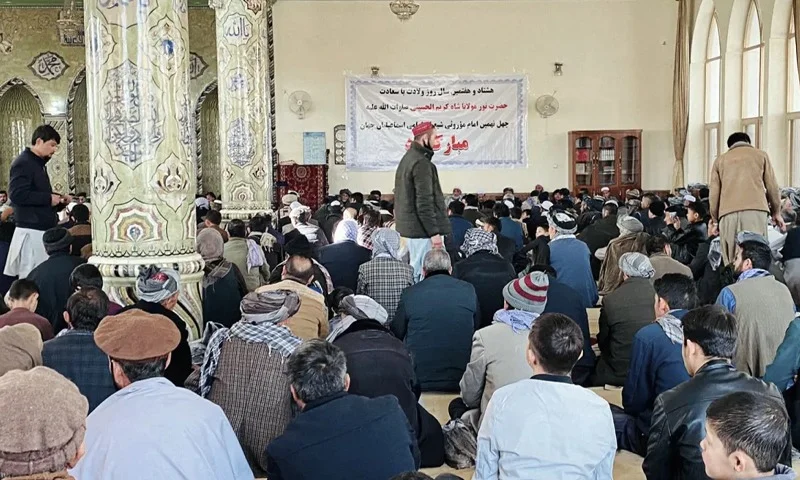 بر بنیاد گزارش یوناما، طالبان ۳۳ عبادت‌گاه اسماعیلیان را در ولایت بدخشان بسته و دستور داده‌اند که به مسجد تبدیل شوند. همچنین محدودیت‌هایی بر فعالیت‌های مذهبی شیعیان نیز اعمال شده است