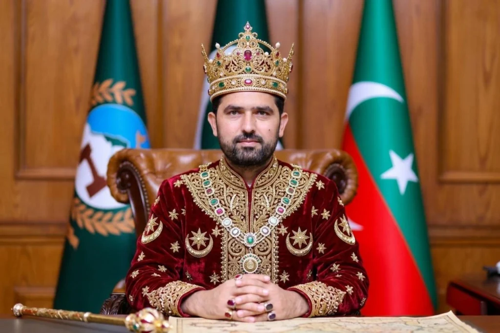 تمثیلی دربارهٔ سیاست‌های حکومت و وزیران خیبرپختونخوا؛ جایی که منطق «حلوا بپزید و بخورید» و تقابل‌های سیاسی، به باور نویسنده، باعث شده است که مشکلات و نیازهای مردم به حاشیه رانده شود