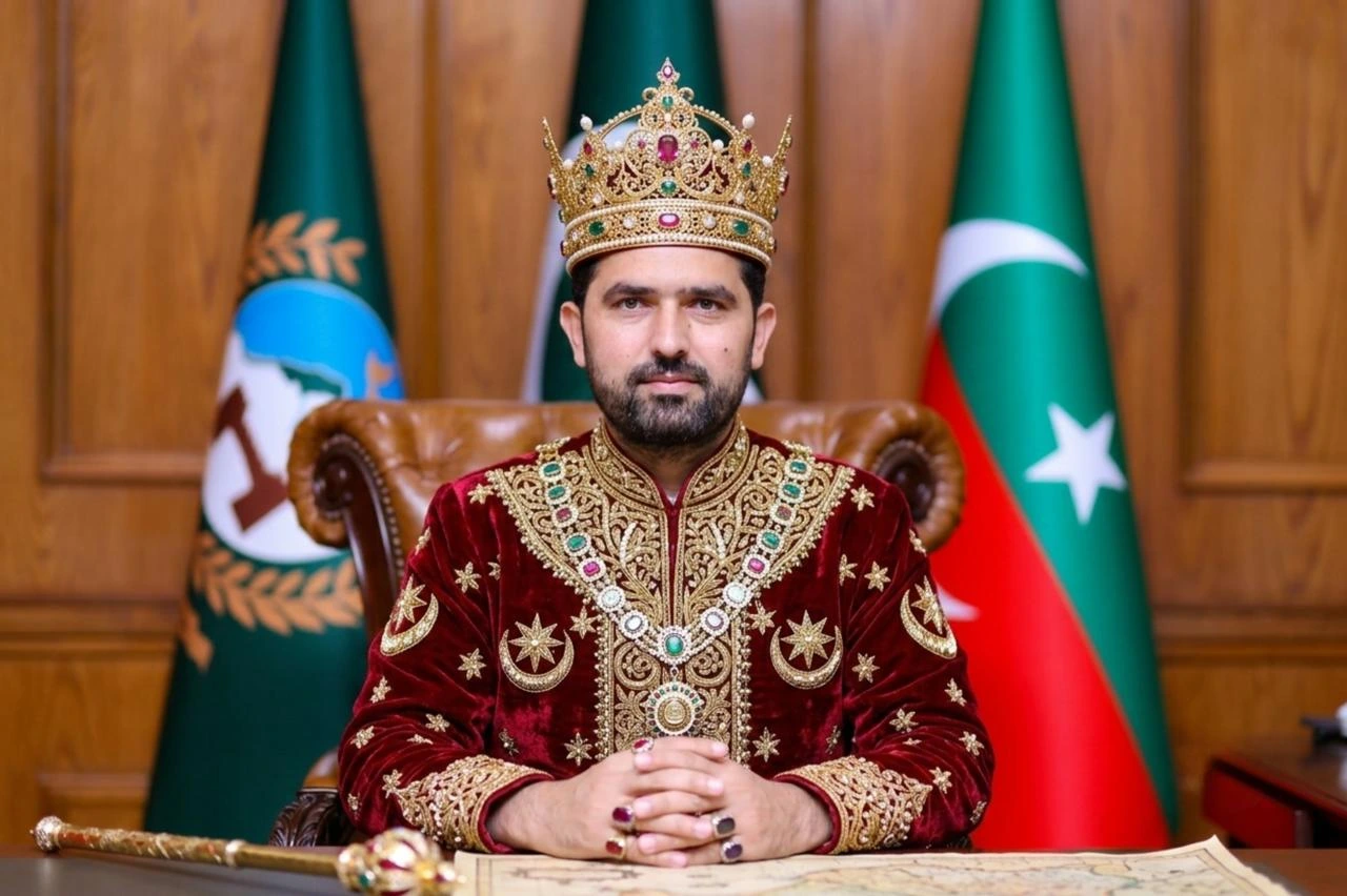 تمثیلی دربارهٔ سیاست‌های حکومت و وزیران خیبرپختونخوا؛ جایی که منطق «حلوا بپزید و بخورید» و تقابل‌های سیاسی، به باور نویسنده، باعث شده است که مشکلات و نیازهای مردم به حاشیه رانده شود