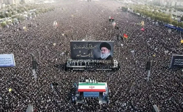 آیتالله علی خامنهای در مشهد به خاک سپرده شد؛ پس از برگزاری مراسم تشییع و آیینهای سوگواری در ایران و عراق، پیکر او در صحن حرم امام رضا (ع) به خاک سپرده شد.
