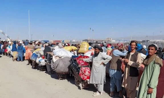 مهلت اقامت شهروندان افغانستان بدون ویزا در پاکستان به پایان رسید. وزارت داخله پاکستان با استفاده از سیستم جیو‌تگینگ، دستور بازداشت فوری افراد دارای اقامت غیرقانونی و ارائه گزارش روزانه از روند عملیات را صادر کرده است.
