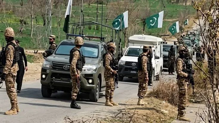 بر اساس اعلام روابط عمومی ارتش پاکستان (ISPR)، در عملیات‌هایی که پس از حملات اخیر به پولیس در بنو و یک حمله انتحاری آغاز شد، ۲۴ عضو گروهی که ارتش پاکستان از آن با عنوان «فتنه الخوارج» و «نیروی نیابتی هند» یاد می‌کند، کشته شدند