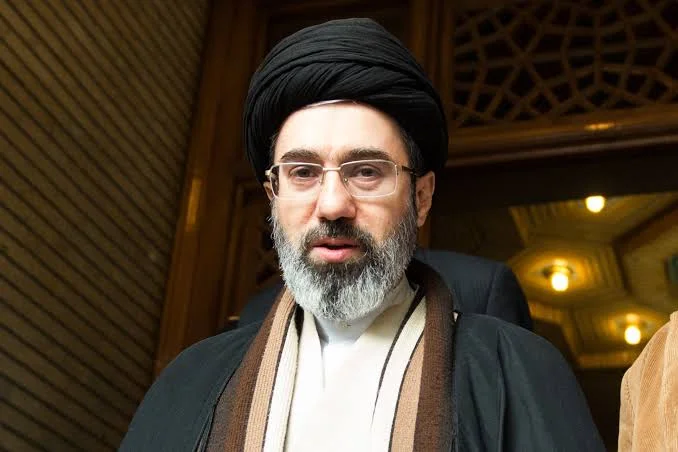 مجتبیٰ خامنه‌ای، رهبر جمهوری اسلامی ایران، با انتقاد شدید از دونالد ترامپ، امضای رئیس‌جمهور آمریکا را بی‌ارزش خواند و بار دیگر ایالات متحده را «شیطان بزرگ» توصیف کرد