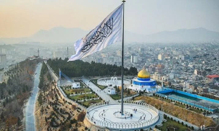 صرف اتخاذ عنوان «امارت اسلامی» یک حکومت را عادلانه نمی‌سازد؛ معیار اصلی، اجرای عدالت و پاسداری از حقوق مردم است. از دید نویسنده، گسترش مقاومت مسلحانه در بدخشان و دیگر ولایت‌ها نشان می‌دهد که نام‌های مقدس نمی‌توانند کاستی‌ها و ناکامی‌های عملی را پنهان کنند