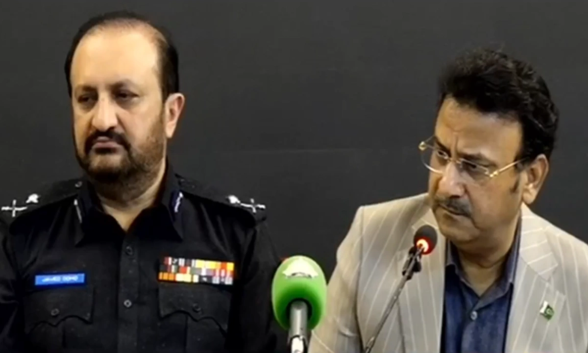 ضیاالحسن، وزیر داخله ایالت سند، در یک نشست خبری همراه با مقام‌های پولیس، از بازداشت قاری بشیر، که از سوی مقام‌های پاکستانی به‌عنوان طراح اصلی حمله بر کمپ رینجرز کراچی معرفی شده است، خبر داد و مدعی شد که شواهدی از استفاده از خاک افغانستان در ارتباط با این حمله ارائه شده است.