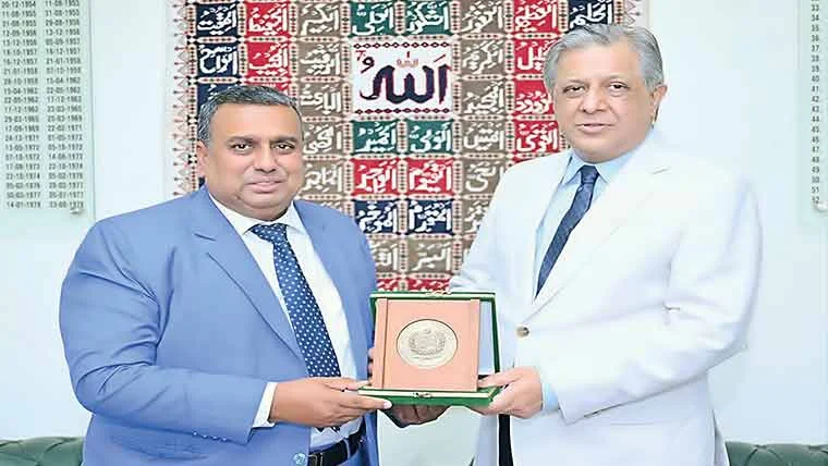 دیدار وزیر فدرال قانون پاکستان و کمیشنر عالی بنگلادیش؛ توافق بر اصلاحات قانونی و تقویت روابط دوجانبه