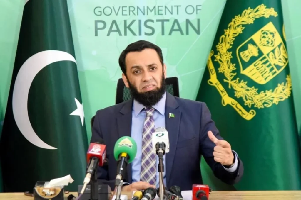 به گفته عطا تارڑ، معاینهٔ طبی عمران خان در شفاخانه پمز انجام شد. داکتران او را سالم تشخیص دادند و وی به زندان اڈیاله منتقل شد. عظمیٰ خان در تمام مراحل این روند حضور داشت و شاهد آن بود که شفافیت روند را تضمین کرد