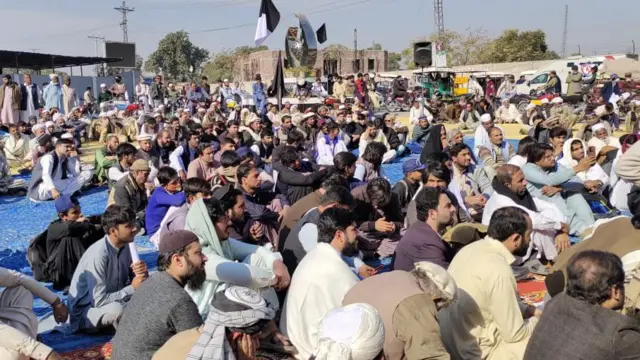 در بنو، خانواده قاری رشید در اعتراض به نقش غیرقانونی کمیته صلح پولیس و قتل او تظاهرات کرده و خواستار تحقیقات شدند