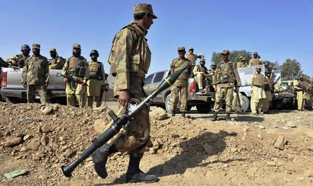 تحقیقات درباره حمله انتحاری به ایستگاه پولیس در سوات نشان می‌دهد که عامل این حمله یک شهروند افغانستان بوده و به گفته مقام‌های پاکستانی، با گروه «فتنه‌الخوارج» ارتباط داشته است