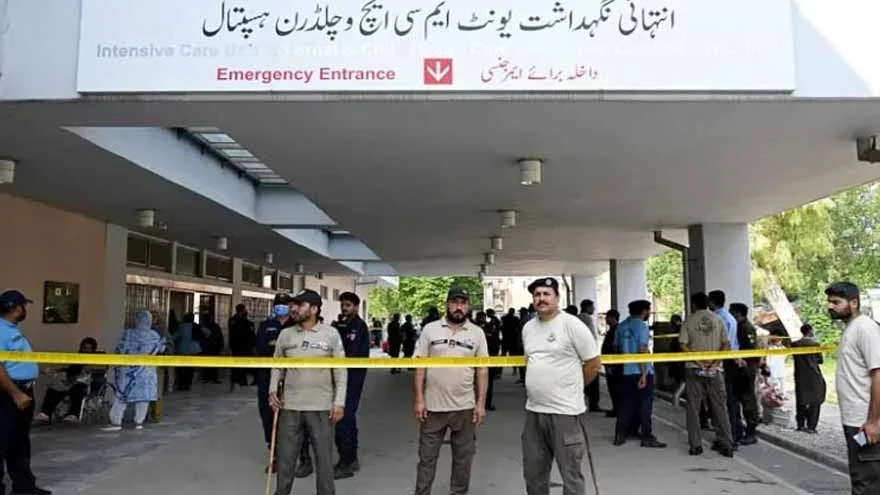 جامعهٔ جهانی در پی جان‌باختن ۱۴ نوزاد در آتش‌سوزی بخش نرسری پمز ابراز تأسف کرد؛ والدین آسیب‌دیده دربارهٔ تدابیر و مدیریت شفاخانه پرسش‌هایی مطرح کردند