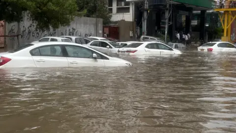 با وجود ۱۲ سال حاکمیت تحریک انصاف در خیبر پختونخوا، بارندگی در صوابی پرده از ناکارآمدی مدیریتی برداشت. جاده‌ها به دریاچه تبدیل شدند، در حالی‌که رهبری سیاسی سرگرم مصروفیت‌های سیاسی خود است