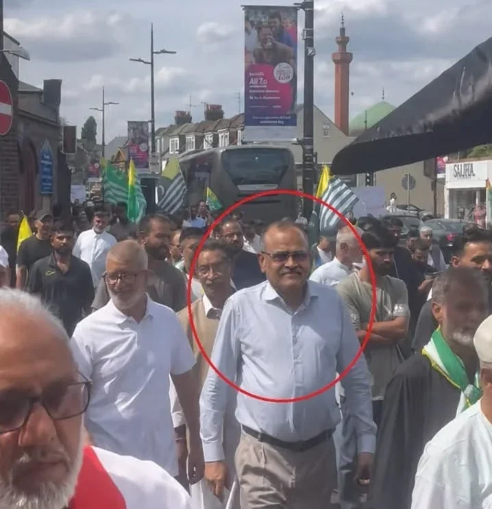 حضور دیپلمات هندی در لندن در تجمع کمیته اقدام مشترک منحل‌شده؛ با آشکار شدن شواهد مهم از ارتباط این کمیته با هند، موضع دولت تأیید شد