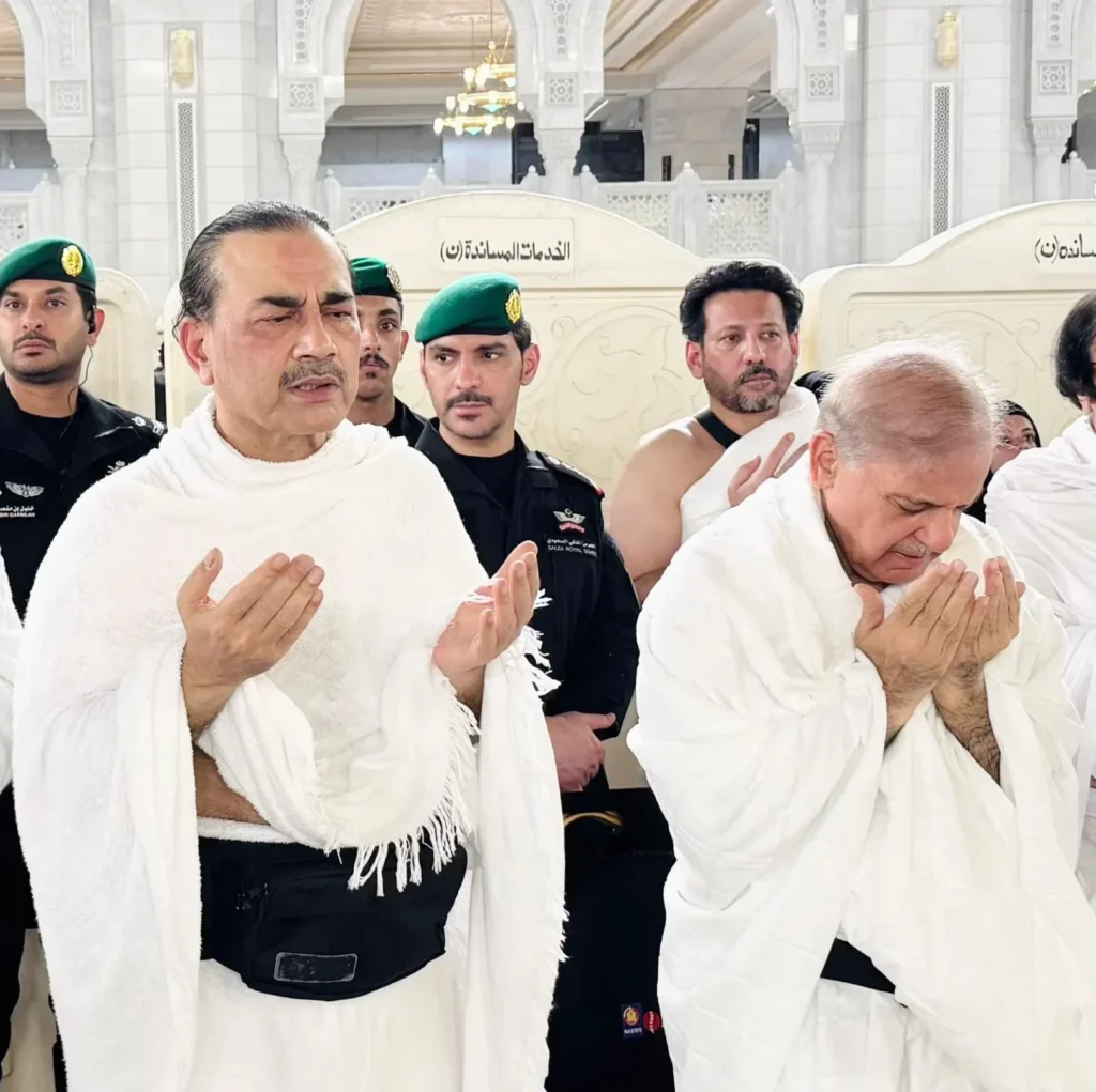 نخست‌وزیر و فیلد مارشال عاصم منیر مناسک عمره را ادا کردند. آنان در این مناسبت برای امنیت پاکستان و رفاه امت اسلامی دعاهای ویژه کردند