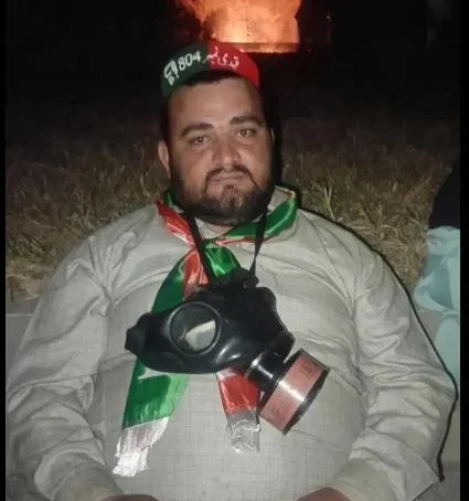 محمد حسین، عضو فعال تحریک انصاف که در مال رود راولپندی بر نیروهای امنیتی تیراندازی کرده بود، در جریان اقدام متقابل کشته شد. از نزد این مظنون، سلاح و پرچم تحریک انصاف نیز به‌دست آمده است