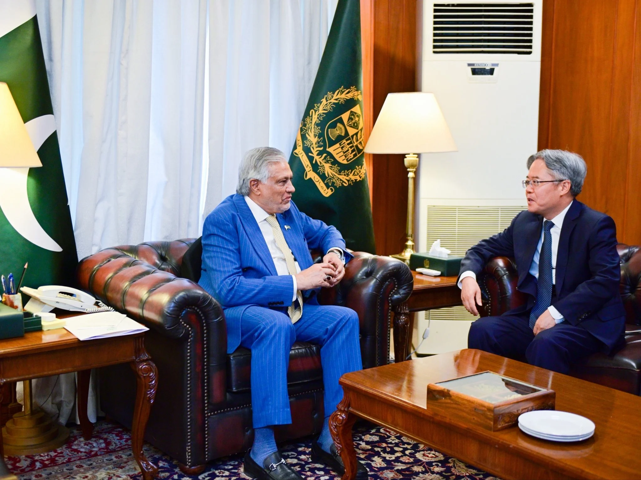 دیدار سفیر چین، جیانگ زی‌دونگ، با اسحاق دار، معاون نخست‌وزیر؛ ابراز تسلیت در پی جان‌باختن کوهنورد چینی در حادثه برود پیک و اطمینان‌دهی از همکاری کامل برای انتقال پیکر به کشورش