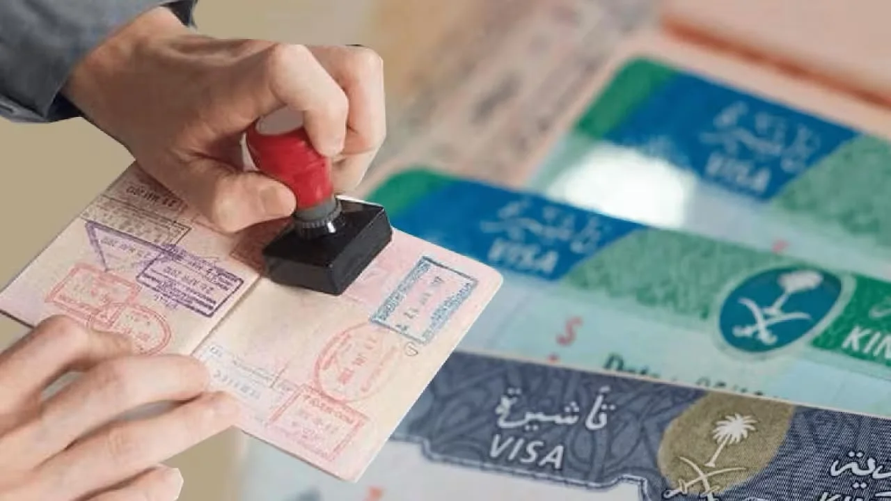به دلیل مشکلات ویزای امارات متحده عربی، ۸ ملوان پاکستانی از ۱۱ ماه به این‌سو در یک کشتی در نزدیکی شارجه محصور مانده‌اند. به دلیل صادرنشدن ویزای ترانزیت، بازگشت آنان به کشور و وضعیت شغلی‌شان با خطر مواجه شده است