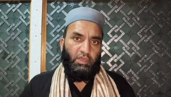 ادعا شده است که عمر نذیر و کمیتهٔ اقدام مشترک زیر پوشش دفاع از حقوق، در پی ایجاد آشوب هستند. همچنین ادعا می‌شود که شعار برق ارزان و مطالبات مردمی، تنها بهانه‌ای برای اجرای یک سناریوی منتسب به هند بوده است.» این ترجمه لحن متن اصلی را حفظ می‌کند، اما با استفاده از عبارت‌هایی مانند «ادعا شده است» و «ادعا می‌شود» از بیان این ادعاها به‌عنوان واقعیتِ اثبات‌شده خودداری می‌کند