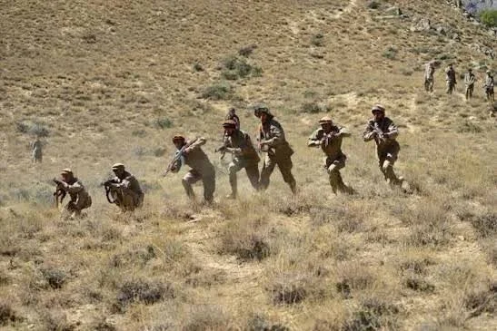 در بدخشان، ویدیوی جمع‌آوری سلاح و تجهیزات از اجساد جنگجویان فرمانده جمعه‌خان توسط نیروهای طالبان منتشر شد؛ گزارشی درباره وضعیت امنیتی شمال افغانستان