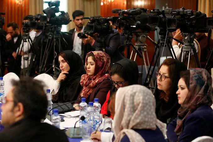 در جریان پنج سال حاکمیت طالبان در افغانستان، محدودیت‌های پی‌هم بر آزادی مطبوعات و وضع قوانین سخت‌گیرانه جدید، رسانه‌ها را با تهدیدهای جدی مواجه ساخته است