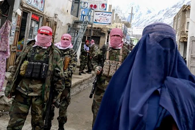 افشاگری گاردین: موارد خشونت خانوادگی و قتل زنان در افغانستان به‌گونه چشمگیری افزایش یافته است؛ شماری از مرگ‌ها خودکشی اعلام شده‌اند