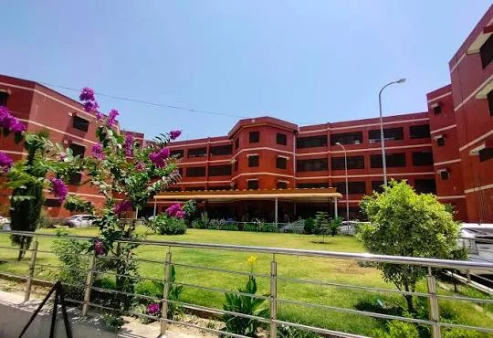 کمبود بستر در شفاخانهٔ دولتی سوات، بیماران را مجبور ساخته است تا تخت‌های سنتی (چهارپایی) را با کرایهٔ ۲۰۰ روپیه به اجاره بگیرند. در خیبرپختونخوا تنها یک بستر برای هر ۱,۱۳۳ نفر در دسترس است. این وضعیت، ادعاهای ۱۲ سالهٔ حکومت‌داری در مورد «تغییر»، «حکومت‌داری خوب» و «ریاست مدینه» را با پرسش‌های جدی و سنگین روبرو کرده است