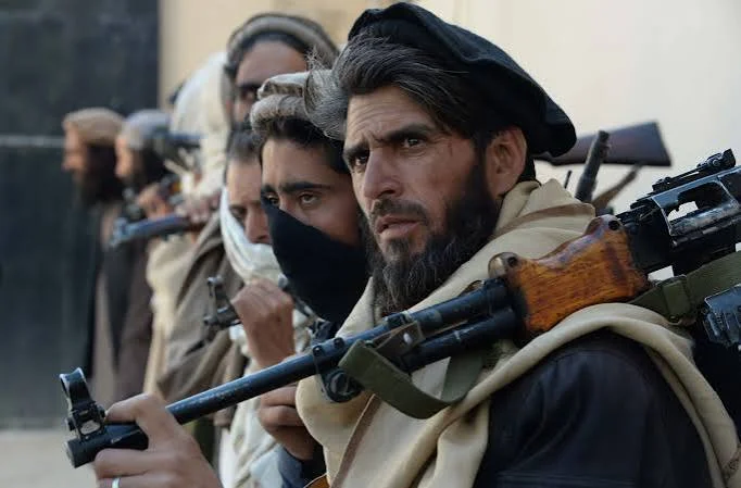 مجله بریتانیایی «دی تلگراف» در گزارشی، پرده از وضعیت پنج ساله حاکمیت طالبان برداشته است. بر اساس این گزارش، ۳.۴ میلیون نفر در افغانستان مجبور به ترک کشور شده‌اند و میلیون‌ها افغان با گرسنگی و فقر شدید دست‌وپنجه نرم می‌کنند