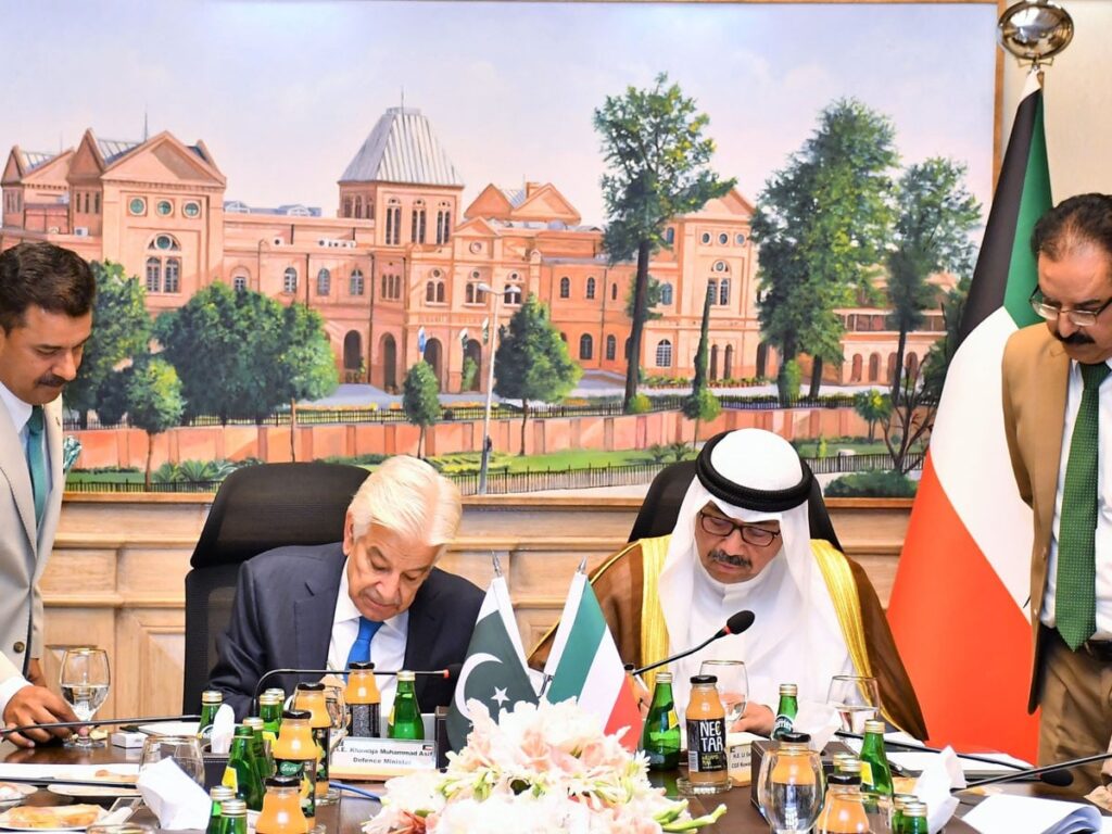 پاکستان و کویت «توافقنامهٔ پروتوکول ۲۰۲۶» را امضا کردند؛ بر اساس این توافق، ارتش پاکستان در زمینهٔ آموزش نیروهای مسلح کویت، ارتقای ظرفیتها و مدیریت مرزی با این کشور همکاری خواهد کرد