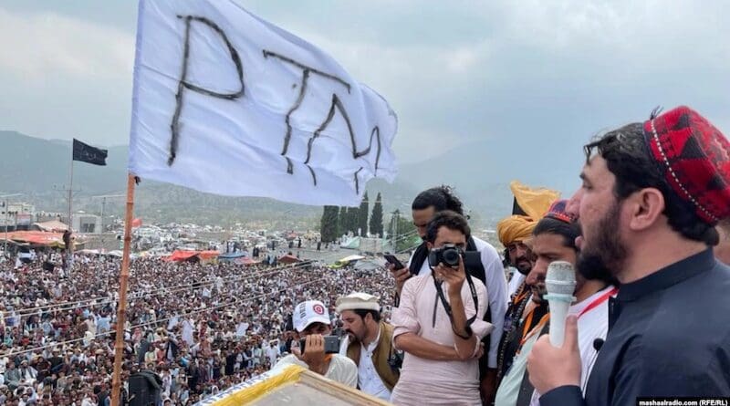 پس از حمله انتحاری در کبل، به گفته این روایت، موضع ضد دولتی جنبش تحفظ پشتون (PTM) آشکار شد. همچنین ادعا شده است که با وجود مطرح شدن نقش یک مهاجم افغان در این حمله، این جنبش تلاش کرده است از گروه موسوم به «فتنه‌الخوارج» حمایت یا از آن رفع اتهام کند