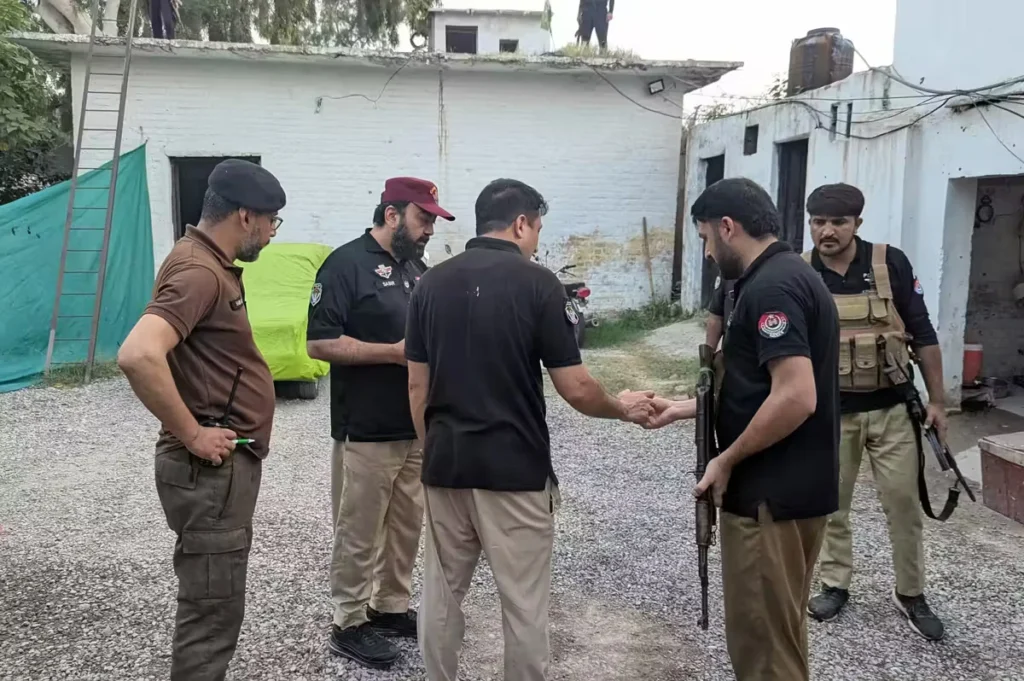 در ترناب فارم پشاور، حمله با نارنجک دستی به پاسگاه پولیس؛ ۷ نفر از جمله ۲ پولیس زخمی شدند و عملیات جستوجوی پولیس ادامه دارد
