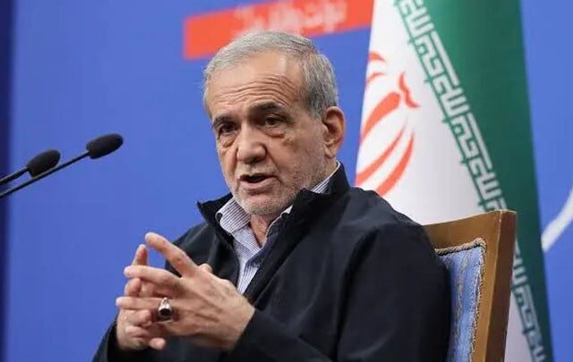 رئیس‌جمهور ایران، پزشکیان، می‌گوید که در پی جنگ، کاهش درآمدهای نفتی و تخریب کارخانه‌ها باعث عمیق‌تر شدن بحران اقتصادی شده است