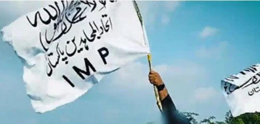 در حمله انتحاری به مسجد پولیس‌لاین‌های کوهاټ، ۱۶ تن شهید و بیش از ۴۰ تن زخمی شدند؛ یک گروه مستقر در افغانستان مسئولیت این حمله را بر عهده گرفت