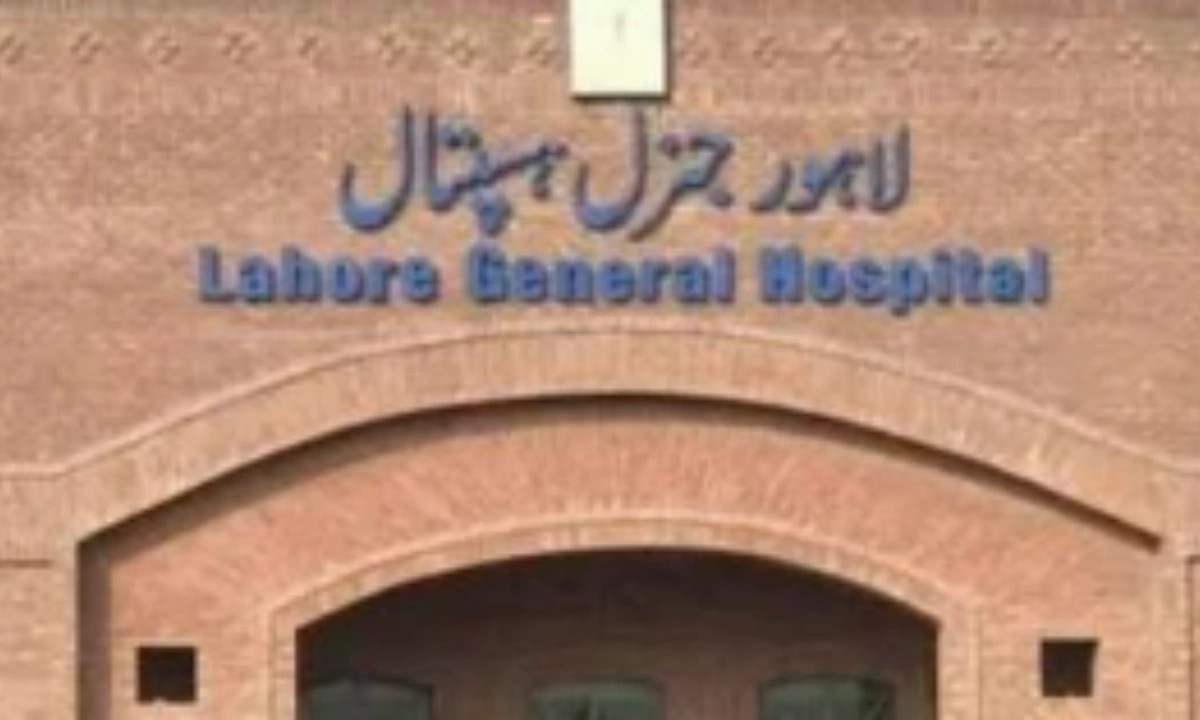 در پی اتصال کوتاه برق، در بخش نسایی و ولادی شفاخانه جنرال لاهور آتش‌سوزی رخ داد. ۷۰ نفر از جمله زنان باردار تخلیه شدند و وضعیت صحی یک محافظ نیز وخیم گزارش شده است