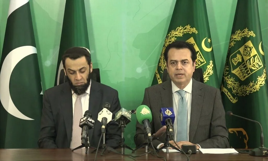 عطاءالله تارړ و طلال چوهدری گفته‌اند که همدردی حکومت خیبرپختونخوا با طالبان افغان آشکار است؛ پی‌تی‌آی (جنبش انصاف پاکستان) باید تصمیم بگیرد که با پاکستان است یا با افغانستان