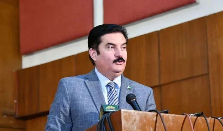 والی خیبر پختونخوا، فیصل کریم کن‌دی گفته است که مشوره‌ها برای وضع حکومت والی (گورنر راج) در این ولایت تکمیل شده است و پی‌تی‌آی (جنبش انصاف) هیچ آمادگی برای راهپیمایی طولانی (لانگ مارچ) ندارد