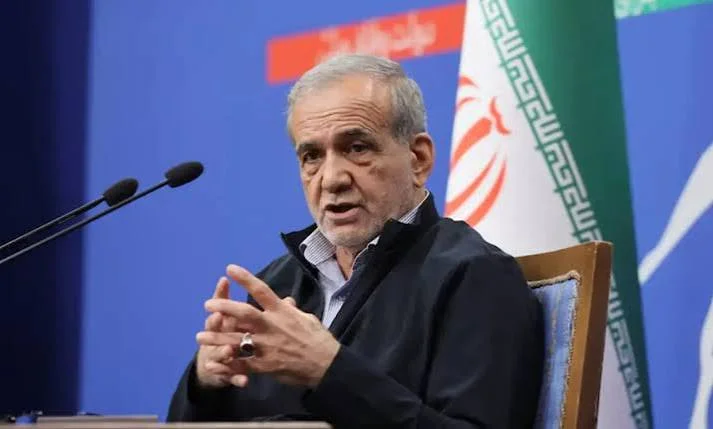 ادعایی در مورد ویدیو وائرل شدهٔ مسعود پزشکیان، رئیسجمهور ایران، مطرح شده که در ویدیو اصلی او برای برداشتن قلم خم شده بود، نه برای لمس کردن پا